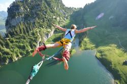 开云在线直播-赛道与绿茵场的双重奏，卡拉斯科接管F1，比利亚雷亚尔终结悬念