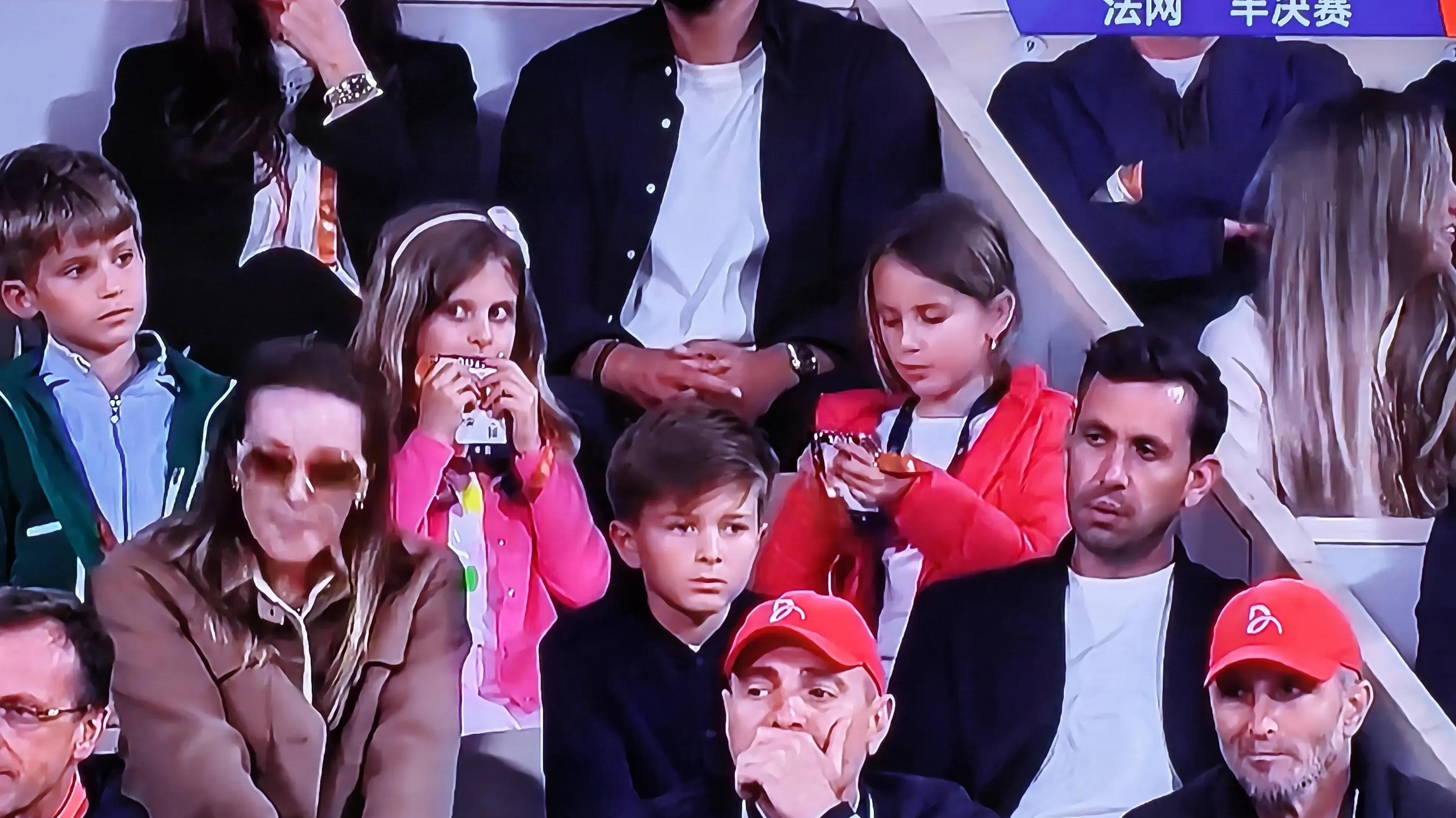 关于世界网球队轻取意大利网球队，德约科维奇统治全场的信息