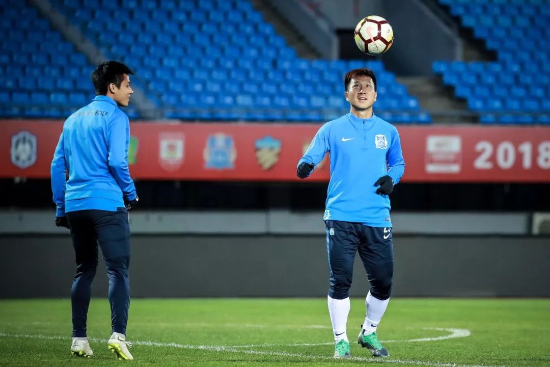 包含法兰克福球员集体发挥出色，连胜收官的词条