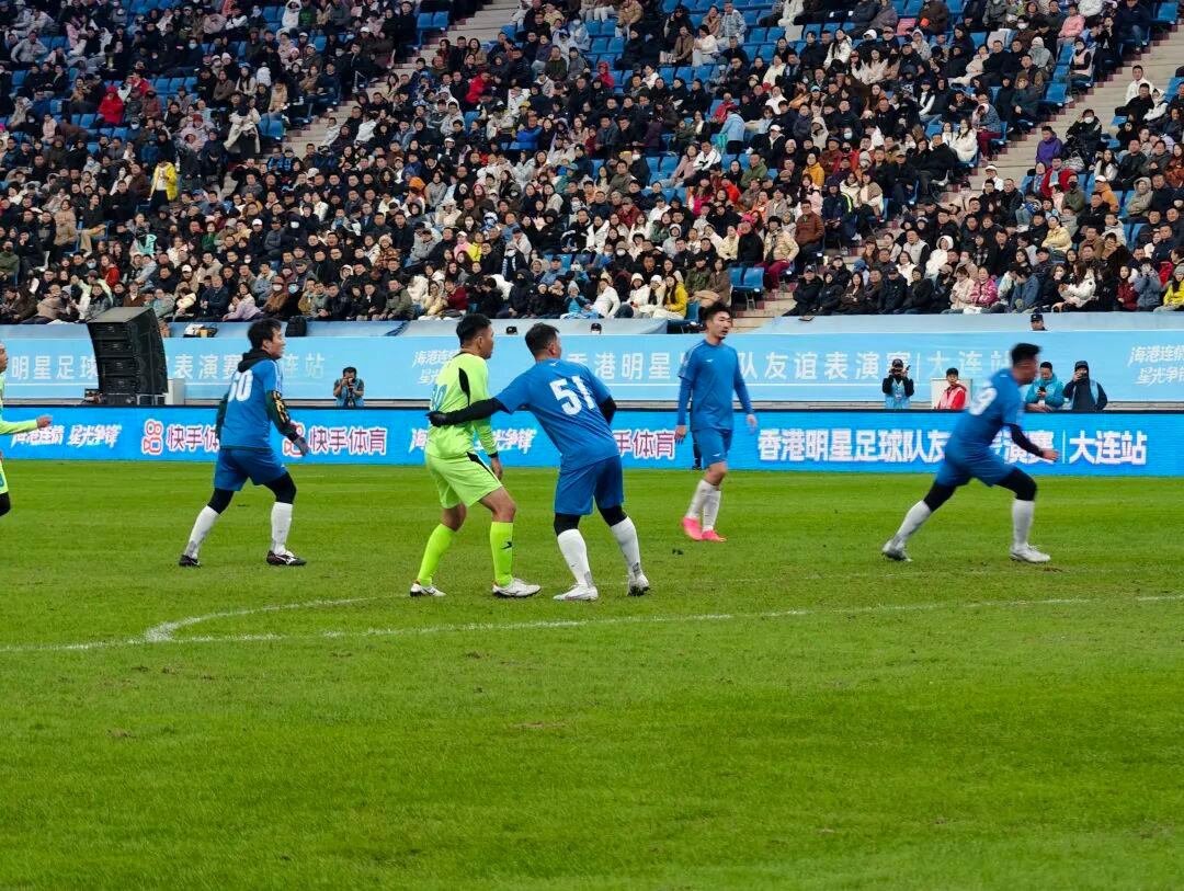 包含一场场比赛激情上演，双方球队表现拼搏的词条