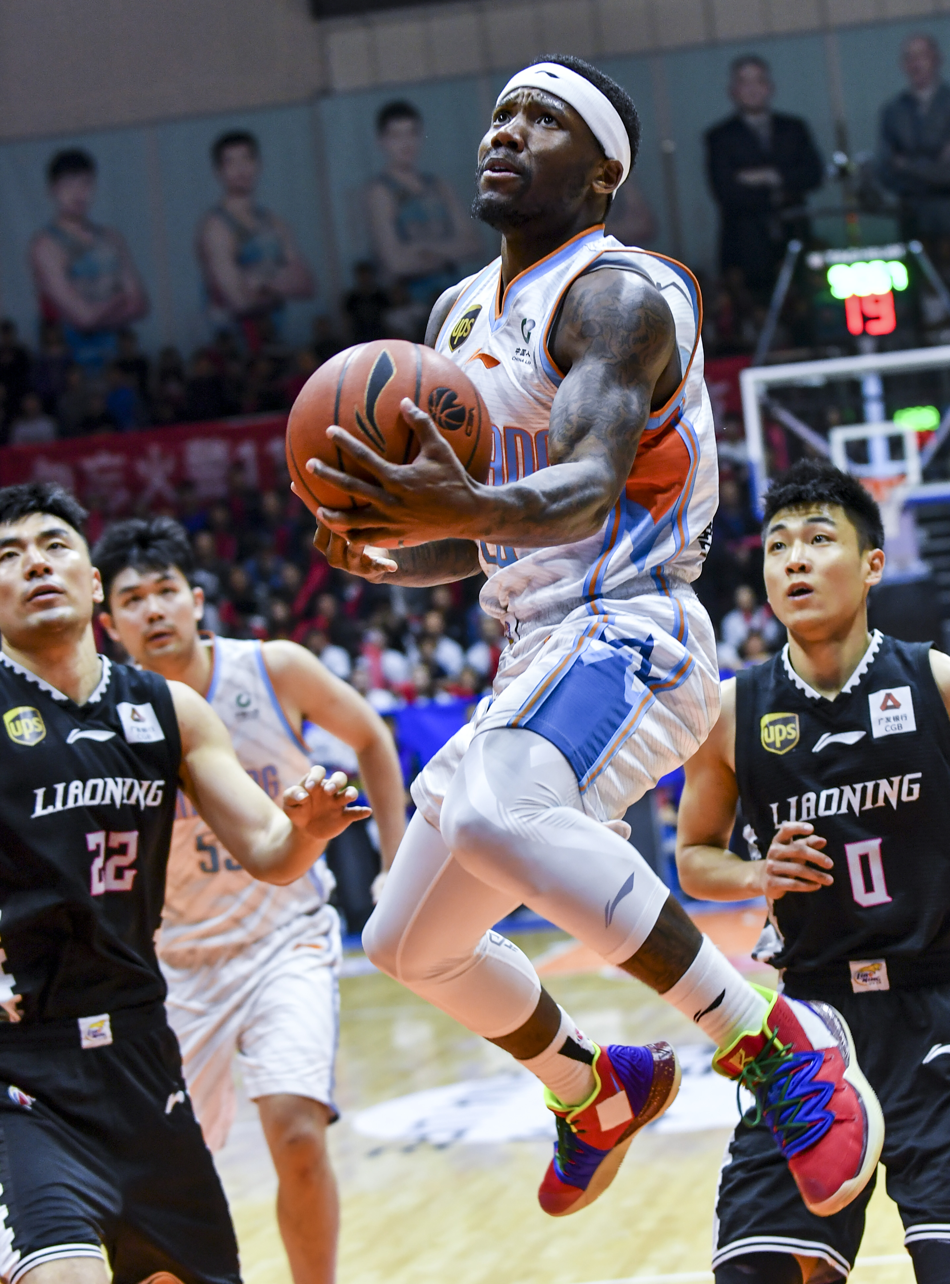 江苏男篮突破重围，坚守CBA季后赛战线