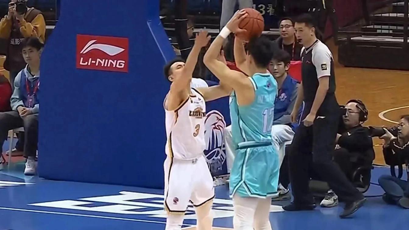辽宁男篮战胜青岛男篮,晋级决赛 辽宁男篮战胜青岛男篮,晋级决赛
