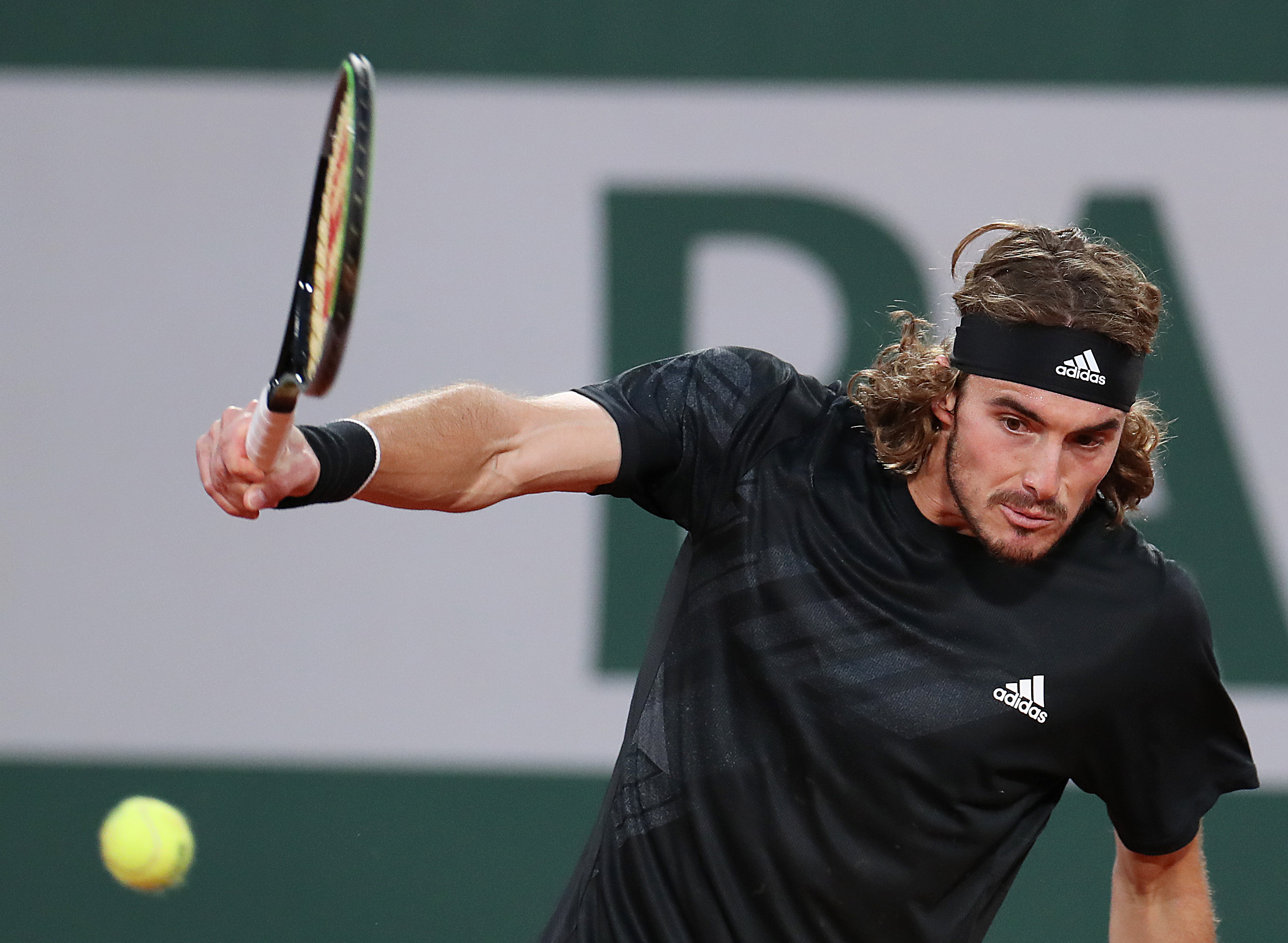 世界网球队绝杀英国网球队，西西帕斯爆发神勇的简单介绍