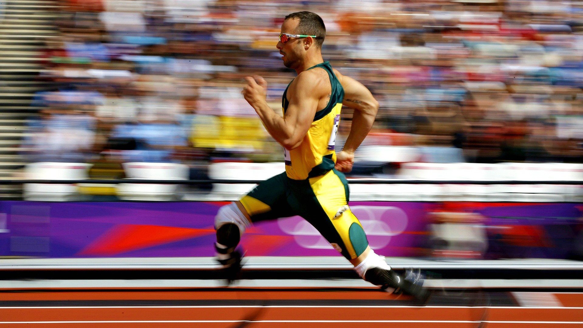 赛道与绿茵，当F1争冠之夜遇见梅西的孤勇